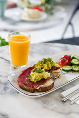 bacon with avocado tomato and cucumber