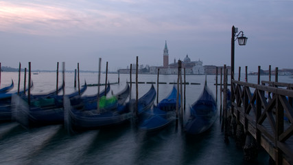 Obraz na płótnie Canvas Schaukelnde Gondeln am Morgen in Venedig