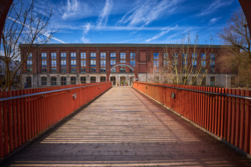 Obraz premium Brücke führt zum alten Spinnereigebäude in Plochingen