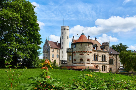 Schlo&szlig; Lichtenstein am Mittag