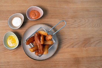 Yuca Pommes serviert in Körbchen