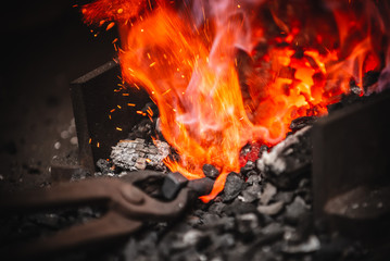 kuźnia, wykuwanie metalu © Tomasz