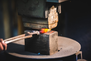 kuźnia, wykuwanie metalu © Tomasz