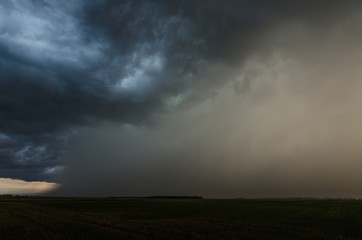 Obraz na płótnie Canvas gewitterwolken mit starken regen im sommer