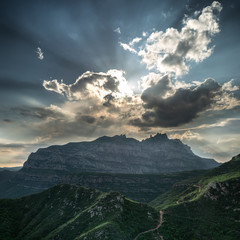 Paisaje de la montaña de Montserrat al atardecer con nubes encima (Cataluña, España)