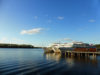 Fototapeta na wymiar Cruise ships on the river