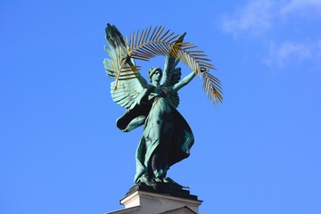 Central sculpture of Glory with a golden palm branch.