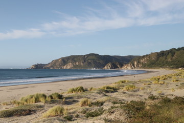 playa con cerros de fondo