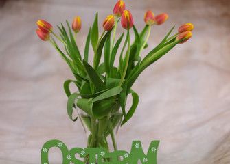 Blumenstrauß aus Tulpen an Ostern