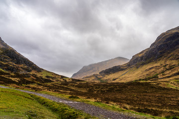 Obraz premium Clouds Over Scottish Highlands Valley at Spring