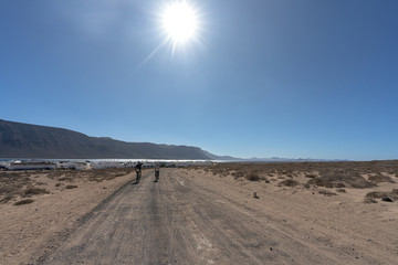 weg auf kanarischen inseln mit blick auf lanzerote