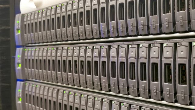 Datensicherung Festplatten f&uuml;r ein Blade Enclosure im Rechenzentrum - Bladecenter Netzwerk in einem Server-Rack 