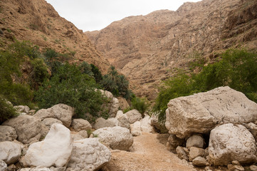 Path to Wadi ash Shab among rocks and stones