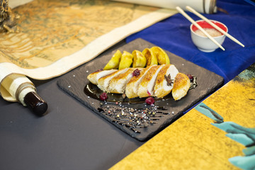 Chicken with apple slices