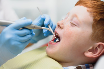 Naklejka premium Female dentist and child in a dentist office