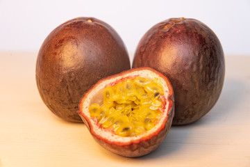 Obraz premium Passion fruit on white cutting board