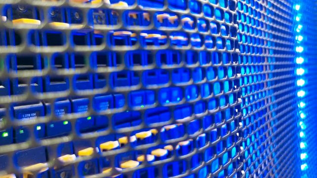 Datensicherung Festplatten f&uuml;r ein Blade Enclosure im Rechenzentrum - Bladecenter Netzwerk in einem Server-Rack 