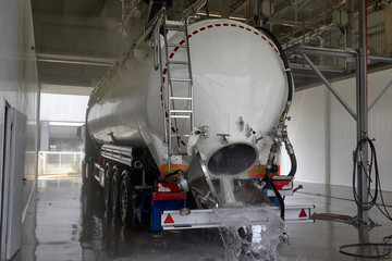 Lavado y limpieza de camión silo en el lavadero de cisternas.