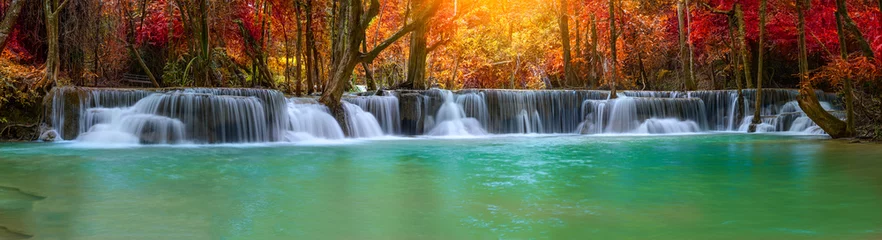 Foto op Plexiglas Een prachtige waterval diep in het tropische bos, steil bergavontuur in het regenwoud. © Stock_ko