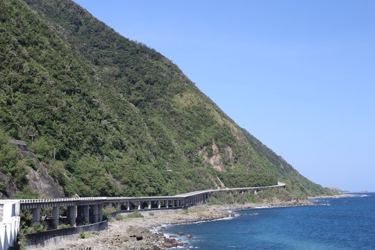 Patapat Viadukt, Pagudpud, Ilocos Norte, Philippinen. Die Br&uuml;cke liegt 31 Meter &uuml;ber dem Meeresspiegel und ist 1,3 km lang. Sie ist die f&uuml;nft l&auml;ngste Br&uuml;cke auf den Philippinen.