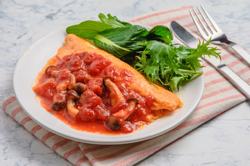 トマトソースのオムレツ