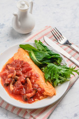 トマトソースのオムレツ