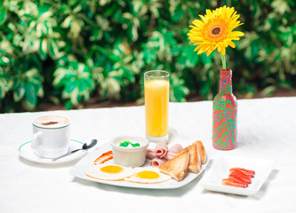 Desayuno Continental huevos pan jamon y crema con café y jugo de naranja 