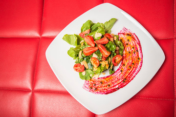 Ensalada con frutos rojos tomate cherry y aderezo de maracuyá con betabel 