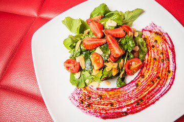 Ensalada con frutos rojos tomate cherry y aderezo de maracuyá con betabel 