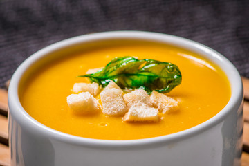 Crema de verduras con crutones y albahaca confitada