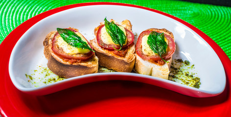 Pan tostado con tomate queso y albahaca