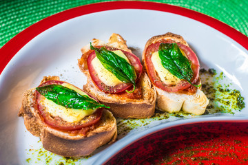 Pan tostado con tomate queso y albahaca