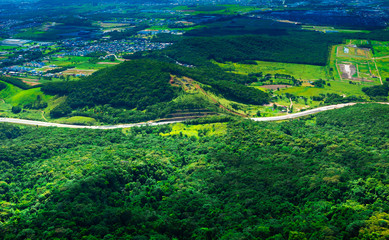 Foto de paisagem com mata , estrada e cidade