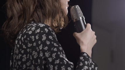女性　アーティスト