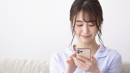 女性　パジャマ　スマートフォン