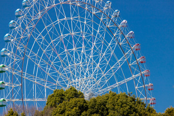 遊園地の観覧車と青空