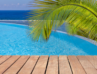 piscine tropicale à débordement, vue lagon