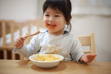 食事で服を汚す女の子
