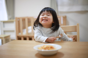 食事する女の子