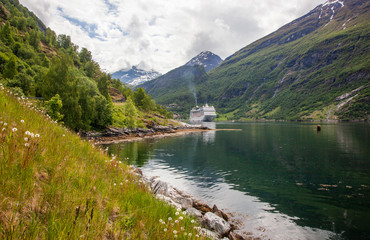 Fototapeta na wymiar Beautiful views of Norway on the many fjords
