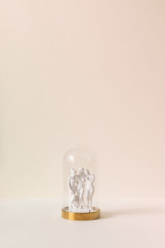 Drei Grazien G&ouml;ttinnen in Glasglocke 