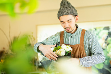 花屋で働く男性