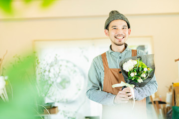 花屋で働く男性