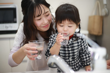 水道水を飲む親子