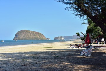 Beautiful sea view There are islands and small fishing boats, sandy beaches, blue skies.