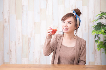 ルームウェアの女性