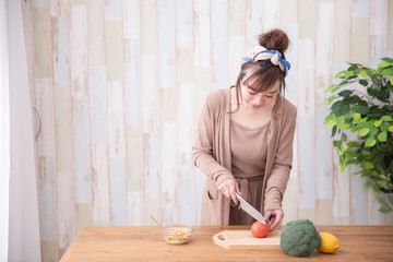 Fototapeta premium 料理する女性