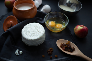 Ingredients for the recipe: cottage cheese, raw eggs, apple, sour cream, raisins