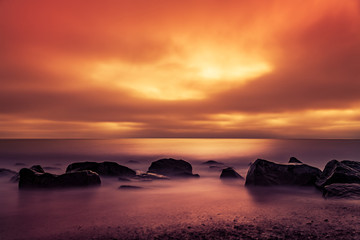 Fototapeta na wymiar Sonnenuntergang an der Küste über dem Meer