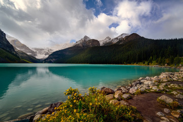 Naklejka na ściany i meble Lake Louise, Banff, Alberta Kanada travel destination with turquoise water